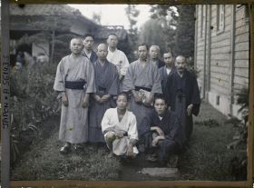 Image représentant Groupe d'homme devant la maison paroissiale
