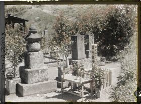 Image représentant Le cimetière (peut-être celui du quartier Kagoshimasômuta) près de la colline Shiroyama : un gorintô (à gauche)