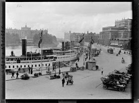 Image représentant Bateaux à vapeur amarrés au port de Blasieholmen, vus depuis l'étage d'un immeuble