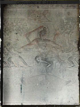 Image représentant Un bas-relief de la galerie est, aile sud du premier niveau du temple-montagne