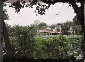 Image représentant Le temple Ngoc-so'n (appelé par les Européens "Pagode des Pinceaux"), situé sur "l'île de Jade" du Petit Lac couvert de lotus