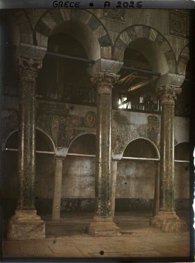 Image représentant Dans l'église Saint-Dimitri, les colonnes, les chapiteaux, et les fresques de la nef gauche