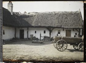 Image représentant Autriche Hongrie, Environs Lundenbourg, Environs de Lundenbourg : 2 vieilles maisons rurales couvertes de chaume