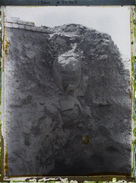 Image représentant Rangée verticale de jarres emboîtées (réemploi ?)