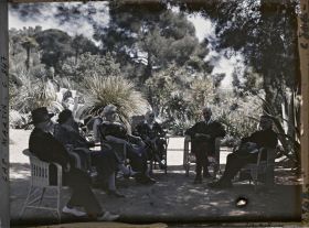 Image représentant Trois couples invités par Albert Kahn, dont Mr et Mme Henri Capitant, sur une terrasse