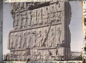 Image représentant Palais des cent colonnes, bas-relief de la porte sud représentant les guerriers des différentes ethnies de l'empire portant le trône de Darius 1er