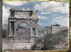 Image représentant Vestiges du iiie siècle après Jésus Christ, l'arc de Caracala (r. 211-217) et à droite le temple dédié à la famille de l'empereur Septime Sévère (r. 193-211).