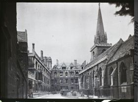 Image représentant L'église St Aldates. Au fond, Pembroke College