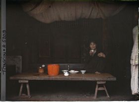 Image représentant Une femme de la classe aisée buvant le thé