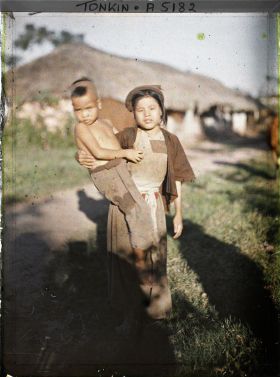 Image représentant Une fillette portant un enfant