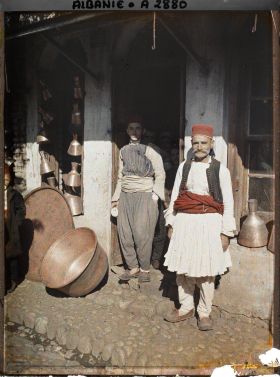 Image représentant Devant une boutique de cuivres