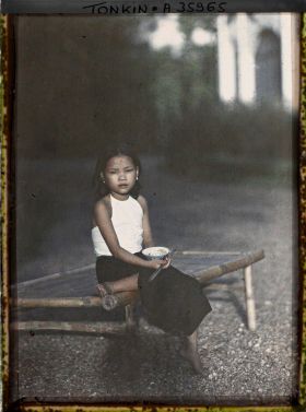 Image représentant Une fillette mangeant du riz