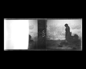 Image représentant Une femme appartenant probablement à la communauté tamoule près d'une cuisine ambulante