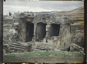 Image représentant L'une des trois absides à trois niches de la Fontaine Pirène inférieure