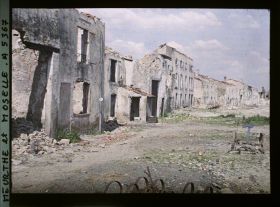 Image représentant France, Haraucourt, La route perspective s/ l'une des rangées de Maisons détruites