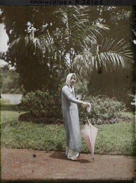 Image représentant Jeune femme dans le jardin botanique