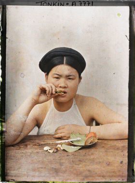 Image représentant Une jeune fille chiquant le bétel