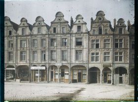 Image représentant France, Arras, Petite place, partie Est Types de Maisons dans la partie Nord