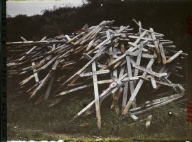 Image représentant France, Bois Le Prêtre, Grand tas formé des Croix des tombes des exhumés du Pétant