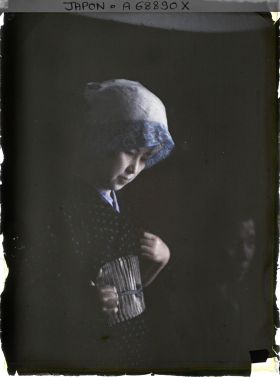 Image représentant Portrait d'une jeune femme coiffée du tenugui