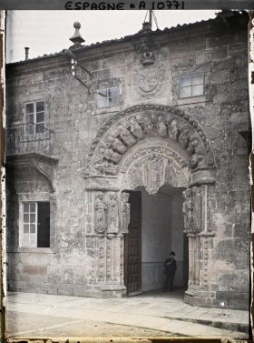 Image représentant Espagne, Santiago de Compostela, Colegio San Jeronimo, aujourd'hui école normale ; portail des XVe et XVIe Ses