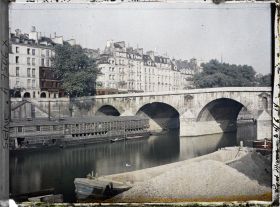 Image représentant Bateau-lavoir près du pont Marie