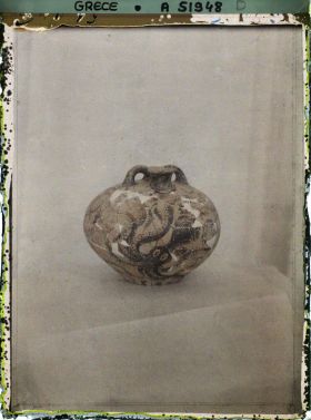 Image représentant Musée archéologique - Vase rond à petit col en terre cuite, orné d'un poulpe peint en noir, provenant de Gournia