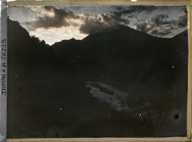 Image représentant Effet de ciel sur les montagnes, la vallée de la Daiyagawa (rivière Daiya) et le Nantaisan (mont Nantai)