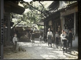 Image représentant Partie du bazar consacrée à la vannerie et à la corderie dans une rue couverte de vignes en treille