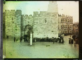 Image représentant Foule attendant l'arrivée du Cardinal Dubois près de la porte de Jaffa