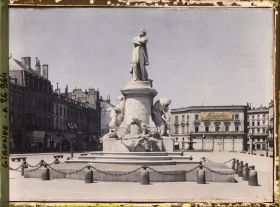 Image représentant La statue de Léon Gambetta et les allées de Tourny