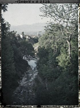 Image représentant Le fleuve Gökdere et quelques maisons