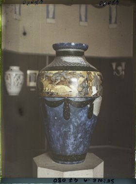 Image représentant L'Exposition des arts décoratifs, Manufacture Nationale de Sèvres, Le Dernier Communiqué ou Vase de la Guerre, composé par G. Leroux, exécuté par Bocquet, 1,30 m