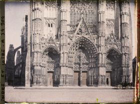 Image représentant La façade de la cathédrale, vue depuis la place