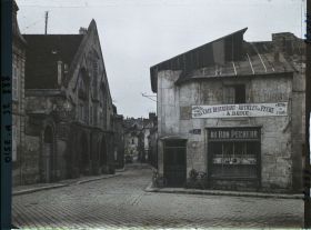 Image représentant France, Compiègne, Ancien Hôtel Dieu et entrée de la rue Jeanne d'Arc