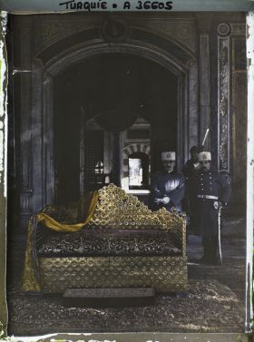 Image représentant le Bayram Tahti ("Trône de cérémonie") installé au Topkapi-Sarayi ("palais de la Porte-du-Canon") pour l'investiture du Calife