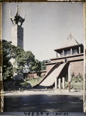 Image représentant L'Exposition Coloniale Internationale de 1931, le pavillon de Madagascar et la tour des Bucranes