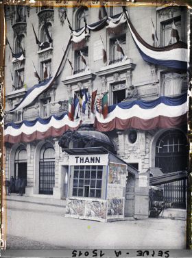 Image représentant Baraque de l'emprunt et pavoisements au 74 avenue des Champs-Elysées (hôtel Clarige)