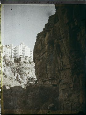 Image représentant Algérie, Constantine, Au fond des gorges, Vue vers la Medersa