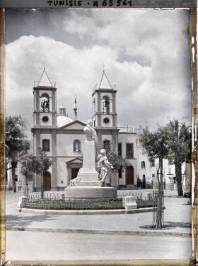 Image représentant La cathédrale et le monument dédié à Philippe Thomas