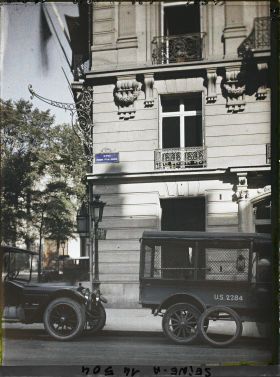 Image représentant Plaque "avenue Pierre Ier de Serbie", à l'angle de la place d'Iéna