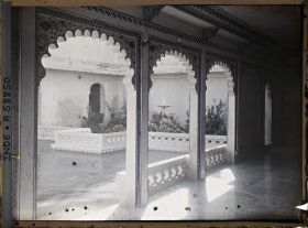 Image représentant Patio du palais d'été (ou Jag Niwas), édifié sur le lac Pichola