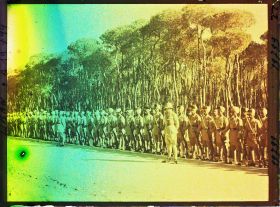 Image représentant Troupes indiennes de l'armée britannique alliée passées en revue dans le bois des Pins par le général Gouraud, haut-commissaire de la République française