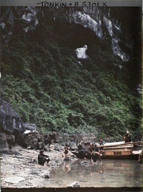 Image représentant Une embarcation et ses occupants au pied du rocher de la " Grotte des Merveilles "