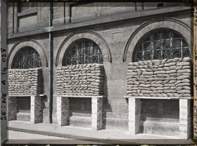 Image représentant Le rez-de-chaussée du lycée Fénelon protégé contre les bombardements, rue de l'Éperon