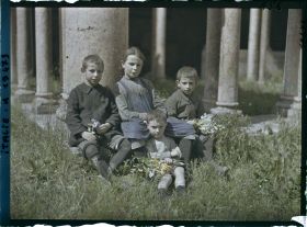 Image représentant Groupe d'enfants dans le cloître de San Zeno