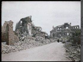 Image représentant France, Albert, Petite rue près de la gare et au fond, l'Eglise