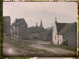 Image représentant L'entrée du village vue de la place Neuve