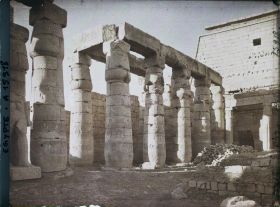 Image représentant Une partie de la cour de Ramsès II