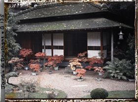 Image représentant Maison est du " village japonais ", ornée de bonsaïs d'érables rougeoyants